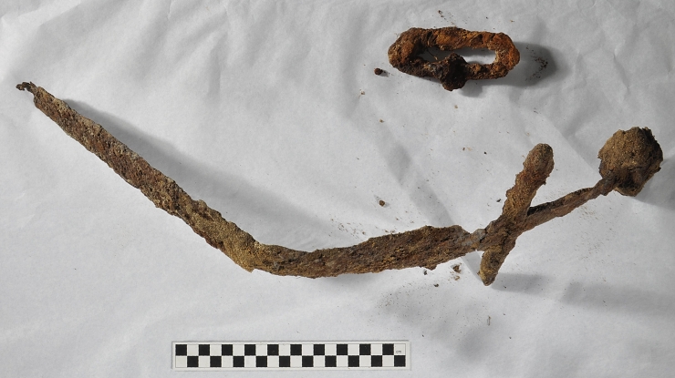 Das Schwert eines Kreuzritters ragte aus einem Rohrgraben heraus und führte zur Entdeckung eines ganzen Friedhofs